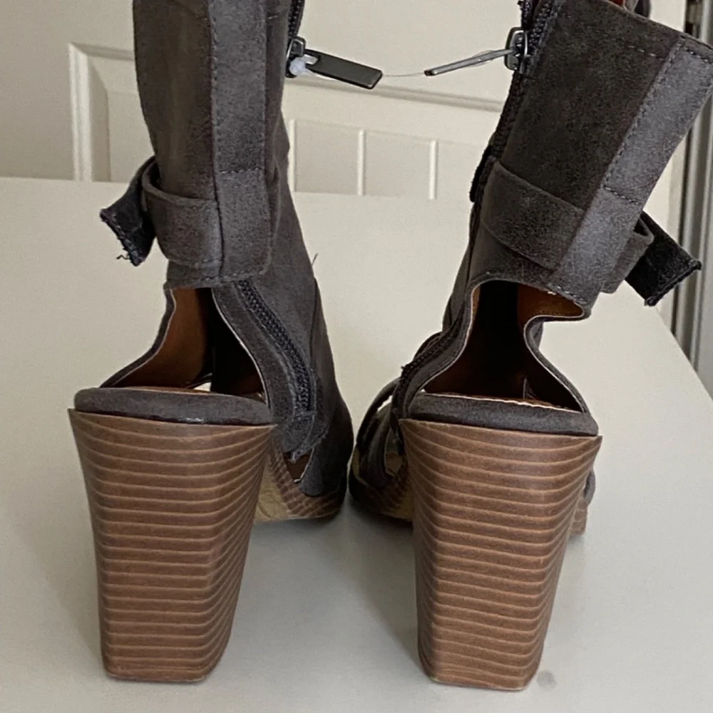 Brenna Strappy Heeled Sandal - Picture 6 of 7